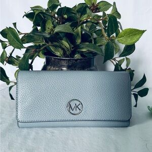 Michael Kors Fulton like new continental leather wallet